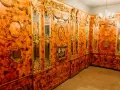 Wnętrze zdobione bursztynowymi panelami i złotymi ornamentami, przypominające bogate komnaty, a nie mamerki bunkry.