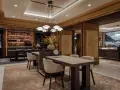 Interno di un elegante **progetto gioielleria** con tavoli in legno, sedie imbottite, un'area bar e vetrine espositive.