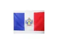 Bandera tricolor azul, blanca y roja con un escudo real coronado en el centro. Una bandera de Francia monárquica.