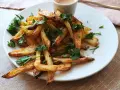 Chrupiące frytki z air fryera, posypane natką pietruszki. Idealne na szybki obiad, proste air fryer przepisy obiad.