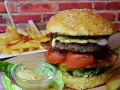 Soczyste mięso na burgery, świeże warzywa, chrupiące frytki i sos. Idealny zestaw na głód!