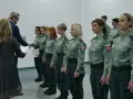 Uroczyste wręczenie dokumentów nowym funkcjonariuszkom służby celno-skarbowej.