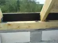 Drewniana belka podtrzymuje konstrukcję dachu. Mocowanie murłaty bez wieńca zapewnia stabilność.