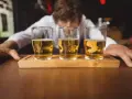 Barman prezentuje trzy kieliszki piwa. Zastanawiasz się, ile kalorii ma piwo?