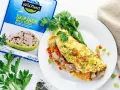 Pyszny omlet z tuńczykiem, papryką i ziołami, obok opakowanie tuńczyka Wild Planet.