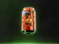 Pomarańczowa puszka Fanta z wizerunkiem dziewczyny i napisem Beetlejuice na ciemnym tle.