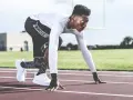 En sprinter i startblocken, redo för en explosiv anaerob sprint. Träningen balanserar aerob och anaerob kondition.