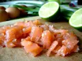 Pokrojony łosoś, jajka i limonka na desce. Idealne składniki na pyszny omlet z łososiem.