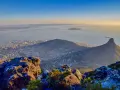 Widok z góry na Kapsztad i ocean. W oddali widać góry w Afryce, w tym charakterystyczny Szczyt Lwa.