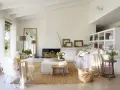 Ideas para decorar un salón con muebles blancos: sofás, sillones y pufs en tonos claros, alfombra de yute y detalles rústicos.