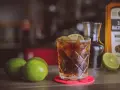 Whisky z colą: Jak zrobić perfekcyjny drink? Porady eksperta