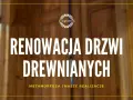 Zbliżenie na drewniane drzwi z napisem "Renowacja drzwi drewnianych".