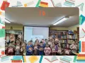 Uczniowie klasy Ib z dumą prezentują książki podczas pasowania na czytelników biblioteki szkolnej. Tematy lekcji bibliotecznych w szkole średniej inspirują do odkrywania nowych światów.