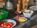Zdrowe składniki na blacie: pomidorki, fasola, kukurydza, pieczarki i sałatka - wszystko, co wspomaga odchudzanie.