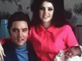 Elvis und Lisa Marie Presley mit ihrem Neugeborenen. Ein glückliches Familienporträt.