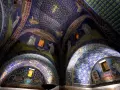 Mosaïques célestes et figures bibliques dans une chapelle de Ravenne, Italie. Un voyage à travers l'art byzantin.