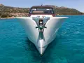 Moderne Yacht gleitet durch türkisfarbenes Wasser. Verschiedene Boot Arten sind beeindruckend, aber diese hier ist ein Traum.