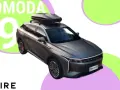 Szary SUV OMODA 9 z boxem dachowym na tle kolorowych kół i napisu "OMODA 9".