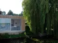 Modernes Haus am Wannsee Berlin mit großem Fenster und Weidenbaum.