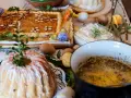 Kiedy śniadanie wielkanocne: babka, mazurek, jajka, chrzan i żurek na stole.