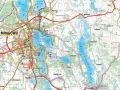 Mapa pokazuje, gdzie leży Mrągowo, otoczone jeziorami i lasami. Widać drogi, miejscowości i szlaki.