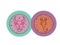 Byk i skorpion, dwa znaki zodiaku, tworzą nieoczekiwaną przyjaźń. Ich symbole otoczone gwiazdami i kropkami.