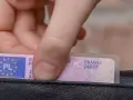 Dłoń wyciąga z czarnego portfela polskie prawo jazdy. Czy trzeba mieć przy sobie dokument? Tak, zawsze!