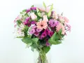 Un ramo de flores rosas y moradas, con lirios y gerberas, es un símbolo de la flor de la amistad.