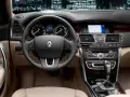Wnętrze Renault Latitude: eleganckie drewniane wykończenia, nowoczesny kokpit i nawigacja. Wady i zalety tego modelu warto rozważyć przed zakupem.