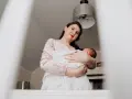 Matka tuli dziecko, które lekko się wierciło, jakby czuło stan podgorączkowy u niemowlaka.