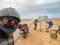Motocykliści na pustyni w Afryce, przy znaku "Tropic of Cancer". Przygoda na motorach!