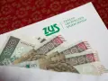 Koperta ZUS z banknotami 100 i 500 zł. Zapewnia spokój ducha dzięki ubezpieczeniu wypadkowemu.