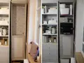 Przed malowaniem mebli, jak widać na zdjęciu, warto je dokładnie odtłuścić. Po lewej pusty regał z tapetą, po prawej ten sam regał po metamorfozie.