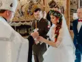 Piękny ślub prawosławny. Panna młoda w wianku, pan młody w mundurze wojskowym. Ceremonia z udziałem duchownego.