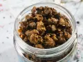 Słoik pełen grudek propolisu. Zastanawiasz się, propolis co to? To naturalny produkt pszczeli o wielu właściwościach.