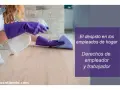 Manos con guantes morados limpian mesa. Texto: "El despido en los empleados de hogar. Derechos de empleador y trabajador.