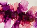 Explosion de couleurs vives sur toile, où l'encre alcool se mêle en dégradés de rose et de violet, évoquant des pétales de fleurs abstraites.