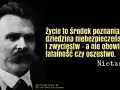Portret Nietzschego z cytatem o życiu jako drodze do poznania, a nie obowiązku. To kwintesencja indywidualizmu co to.
