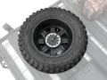 Koło zapasowe na dachu, gotowe na terenową przygodę. Opona BFGoodrich Mud-Terrain T/A na czarnej feldze.