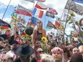 Tłum na festiwalu Poland Rock 2026, z flagami i słonecznikami. Ludzie cieszą się muzyką i atmosferą.
