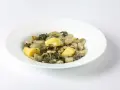 Plato de acelgas y patatas cocidas, perfecto para recetas saludables.