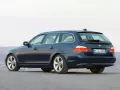 Granatowe BMW E61, kombi, stoi na pustej drodze.