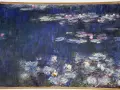Un étang de nénuphars aux reflets bleus et roses, une œuvre emblématique de Claude Monet, baignée d'une lumière impressionniste.