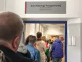 Kolejka do sali obsługi paszportowej. Zastanawiasz się, jak przyspieszyć wydanie paszportu? Czekanie może być długie.