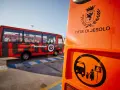 Autostazione Jesolo: scuolabus rosso con stemma "Città di Jesolo" e simbolo di fermata.