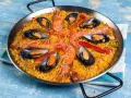 Paella mixta con gambas y mejillones, un festín de sabores mediterráneos en una paellera.