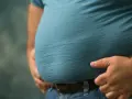 Mężczyzna z widocznym brzuchem, który może być oznaką zespołu metabolicznego.