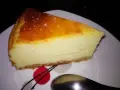 Pyszny, prosty sernik z jogurtu greckiego z lekko zarumienionym wierzchem, gotowy do zjedzenia.