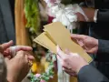 Jak podpisać kopertę ślubną? Uniknij faux pas i zaskocz klasą