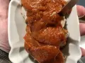 Eine Portion Currywurst mit viel Sauce, die Lust auf das Currywurst Rezept macht.